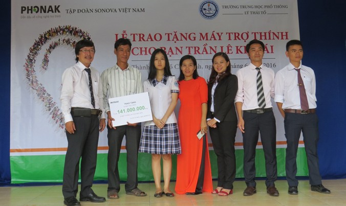 Công ty TNHH Sonova trao máy trợ thính cho Khả Ái.