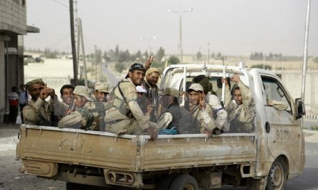Lực lượng ủng hộ Chính phủ Syria trong chiến dịch truy quét phiến quân IS ở ngoại ô thị trấn Manbij, Aleppo. Nguồn: AFP/TTXVN.