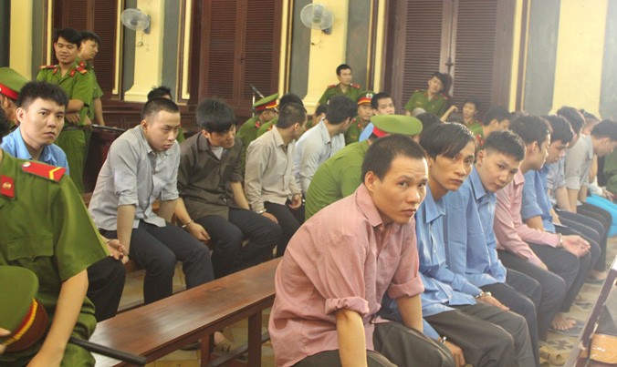 Các bị cáo trong băng cướp tại phiên tòa chiều nay 30/6. Ảnh: Tân Châu.