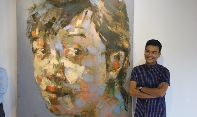 Họa sỹ Nguyễn Công Hoài tại triển lãm “Mặt”.