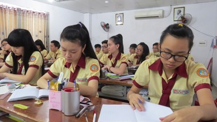 Học sinh trường THPT Thành Nhân, quận Tân Phú đang ôn thi tại trường.