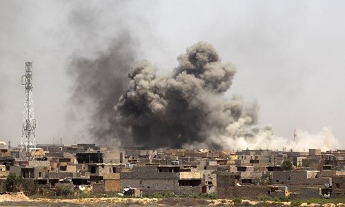 Khói bụi bốc lên sau các đợt không kích của Mỹ tại khu dân cư Shuhada phía nam thành phố Fallujah, Iraq, hôm 20/6. Ảnh: AFP.
