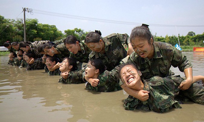 Nữ tiếp viên hàng không Trung Quốc luyện võ thuật và thể lực tại một thao trường của tỉnh Tứ Xuyên. 