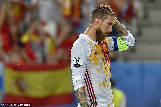Sergio Ramos là một trong số 9 cầu thủ gây thất vọng nhất Euro 2016.
