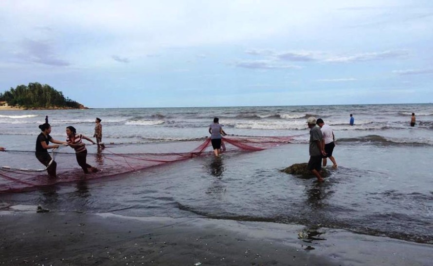 Người dân phải dùng lưới kéo trên biển mới tìm thấy thi thể của học sinh không may bị đuối nước.