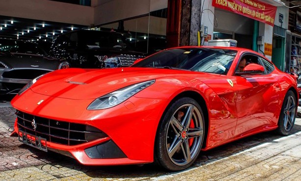 Lộ diện siêu xe Ferrari F12 triệu đô nhập từ Dubai về Việt Nam