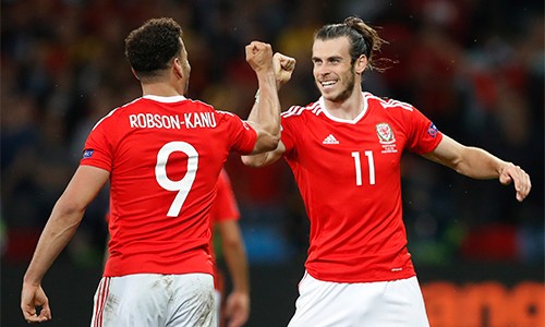 Robson-Kanu (số 9) tin rằng Gareth Bale sắp trở thành cầu thủ số một thế giới. Ảnh: Reuters.