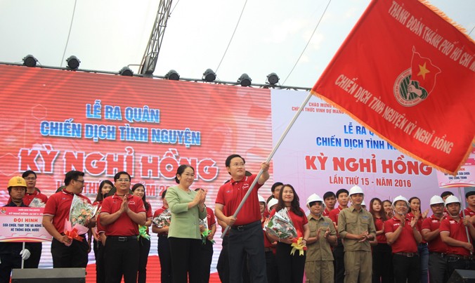 Bà Võ Thị Dung, Phó bí thư Thành uỷ TPHCM trao cờ xuất quân chiến dịch cho anh Phùng Thái Quang, Trưởng ban Công nhân lao động Thành Đoàn TPHCM – Chỉ huy trưởng chiến dịch.