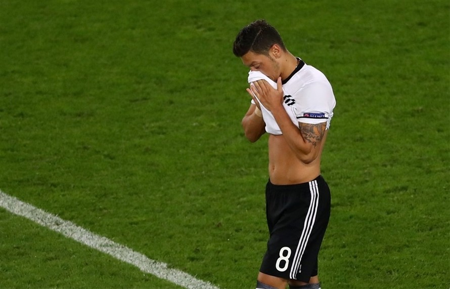 Mesut Oezil đã 2 lần sút hỏng penalty tại EURO 2016. Nguồn: UEFA.