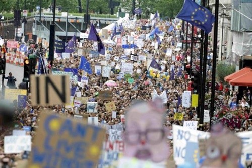 Dòng người tham gia cuộc biểu tình phản đối Brexit ở London. Ảnh: Reuters.