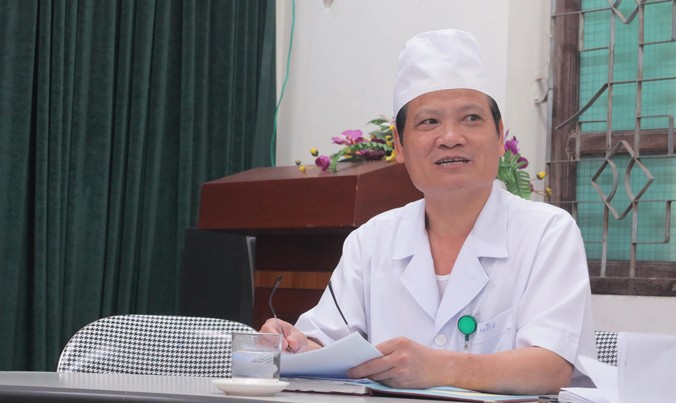 Bác sỹ Nguyễn Ngọc Hoè (Phó Giám đốc bệnh viện GTVT Vinh) trao đổi với báo chí.