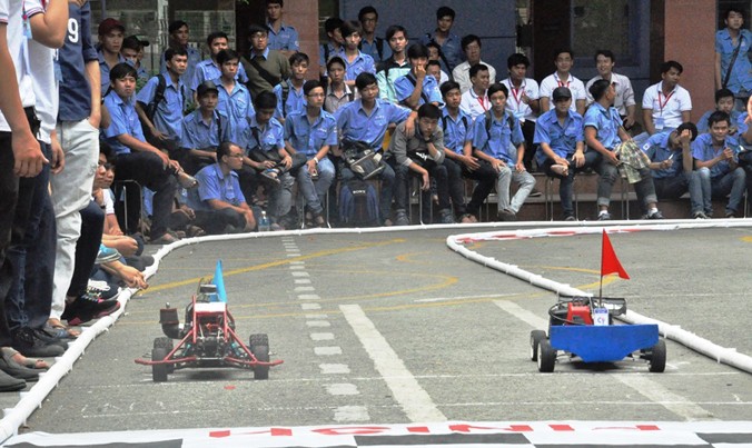 “Mini Car Racing” hay còn gọi là “Cuộc đua xe ô tô mô hình tự chế” do Khoa Cơ khí động lực kết hợp với Đoàn Thanh niên Trường Cao đẳng Kỹ thuật Cao Thắng tổ chức.