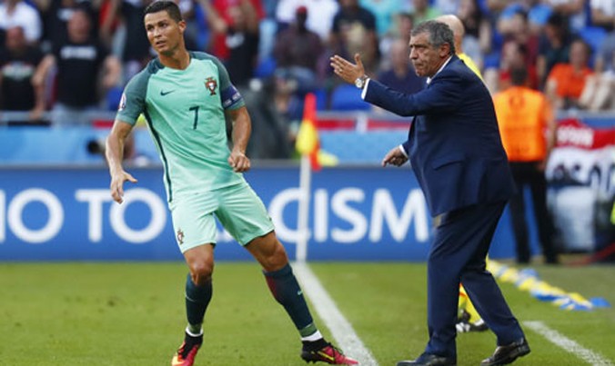 HLV Santos không tiếc lời khen ngợi Ronaldo trước trận chung kết Euro 2016. Ảnh: Reuters.