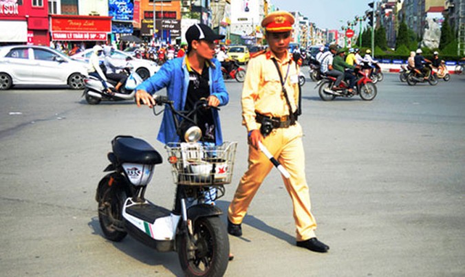 CSGT thổi phạt người điều khiển xe máy điện không đăng ký biển số tại ngã 6 Ô Chợ Dừa (quận Đống Đa, TP Hà Nội).