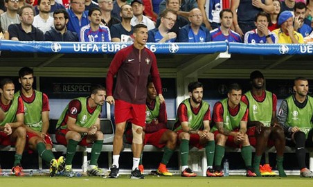 Tiền thưởng cầu thủ Bồ Đào Nha ít hơn một tuần lương Ronaldo 