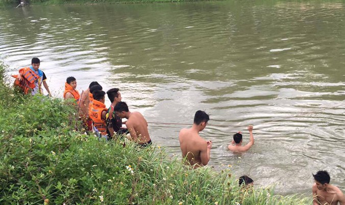 Lực lượng Cảnh sát PCCC tỉnh Thanh Hóa tìm kiếm cứu nạn. 