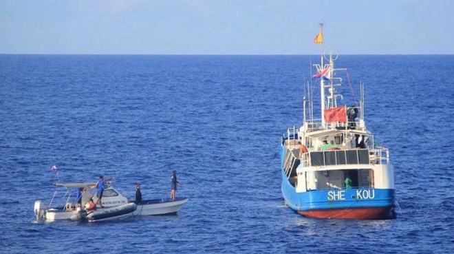 Tàu cá Trung Quốc treo ngược cờ Philippines. Nguồn: BFAR.