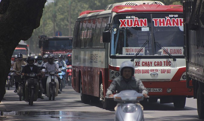 Xe khách đi như "rùa bò" để bắt khách trên tuyến đường Phạm Văn Đồng.