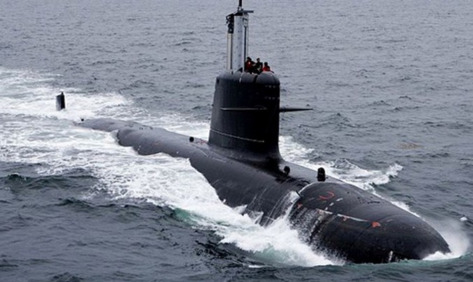 Đây là chiếc đầu tiên trong tổng số 6 tàu ngầm thuộc dự án 75 do Ấn Độ chế tạo dựa trên cơ sở tàu ngầm Scorpene của Pháp dưới dạng hiệp đồng chuyển giao công nghệ trị giá 3,6 tỷ USD giữa 2 nước vào tháng 10/2005.