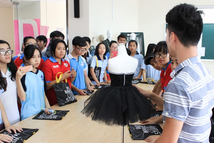 Các học sinh được trải nghiệm làm sinh viên với những ngành nghề yêu thích.