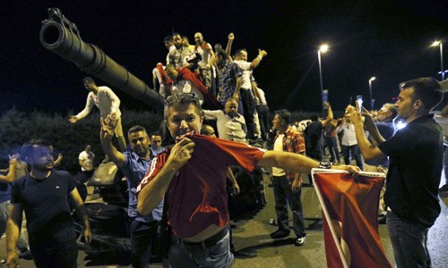 Người dân Thổ Nhĩ Kỳ bao vây xe tăng của nhóm đảo chính. Ảnh: Reuters.