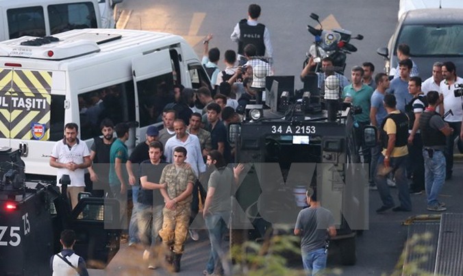 Cảnh sát bắt giữ các binh sỹ tham gia đảo chính tại Quảng trường Taksim ở Istanbul. Nguồn: EPA/TTXVN.