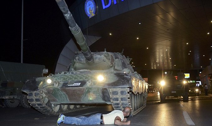 Cận cảnh xe quân sự Thổ Nhĩ Kỳ tràn xuống phố