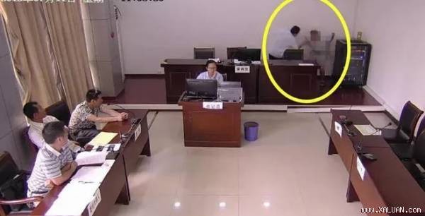 Trung Quốc: Bị cáo “giải quyết nỗi buồn” giữa phòng xử án