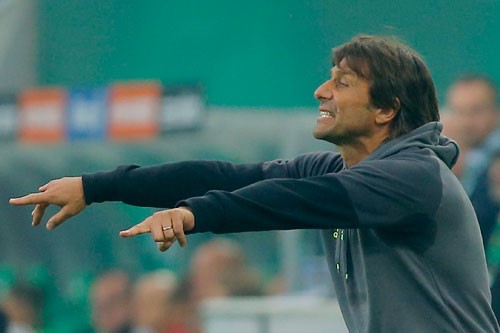 Conte với phong thái chỉ đạo quyết liệt trong trận đấu đầu tiên với Chelsea. Ảnh: Reuters.