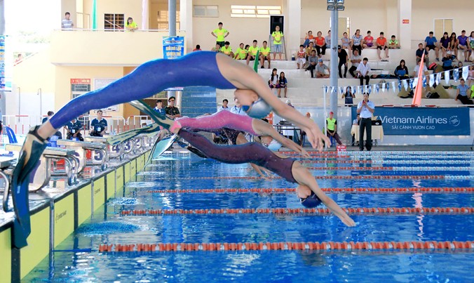 Các VĐV xuất phát nội dung nữ lặn tốc độ 50 m.