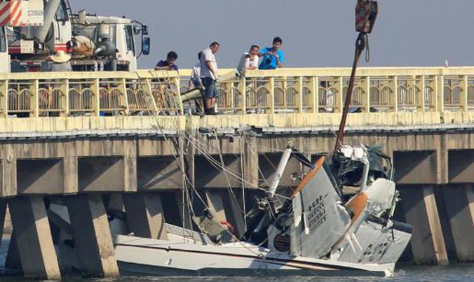 Chiếc máy bay thuộc sở hữu của công ty hàng không Joy General cất cánh trong một chuyến bay trình diễn. Máy bay chở 10 người, bao gồm phi công đã đâm phải cây cầu ở quận Kim Sơn.
