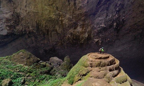Không gian kỳ vĩ bên trong hang Sơn Đoòng. Ảnh: National Geographic.