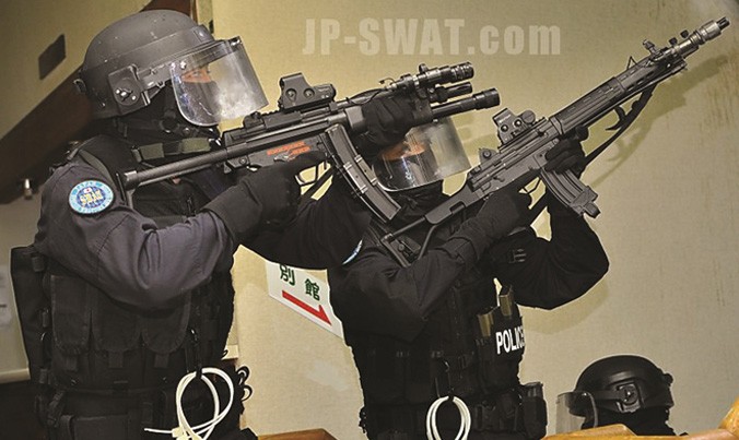 SWAT luyện tập sẵn sàng chiến đấu.