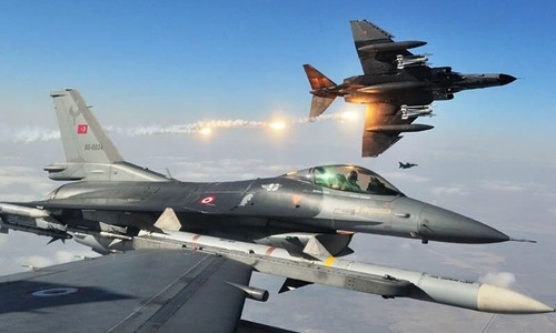 Tiêm kích F-16 và máy bay F-4 trong một cuộc tập trận của không quân Thổ Nhĩ Kỳ. Ảnh: Turkish Air Force.