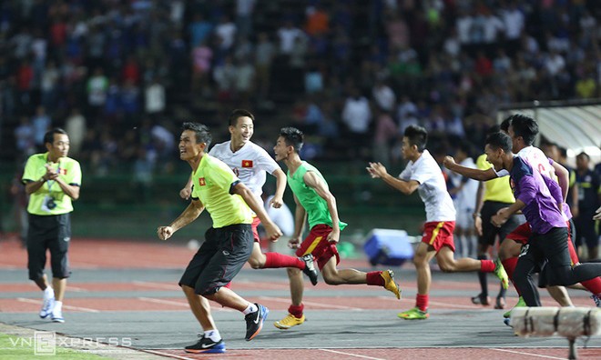 Đá hay hơn đội chủ nhà, nhưng các cầu thủ U16 Việt Nam chỉ ghi được một bàn từ hiệp đầu. Tỷ số 1-0 mong manh khiến ban huấn luyện cùng các cầu thủ dự bị không khỏi lo âu về cuối trận. Vì thế, khi tiếng còi mãn cuộc vang lên, niềm vui vỡ oà.