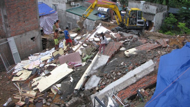 Khoảng 5h20 ngày 22/7, căn nhà 30 m2 nửa lợp tôn, nửa đổ mái bằng của gia đình anh Phạm Tiến Dũng trú tại tổ 49, khu 5, phường Cao Thắng (TP Hạ Long, Quảng Ninh) đổ sập xuống phía dưới 5 m.