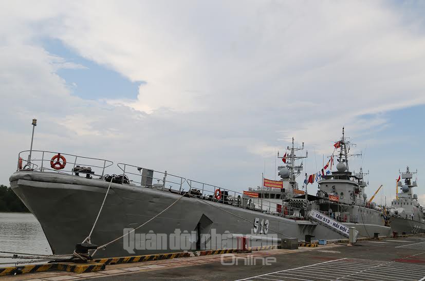 Đội hình các tàu neo đậu tại Quân cảng Vùng 2 Hải quân để tham gia hội thao.