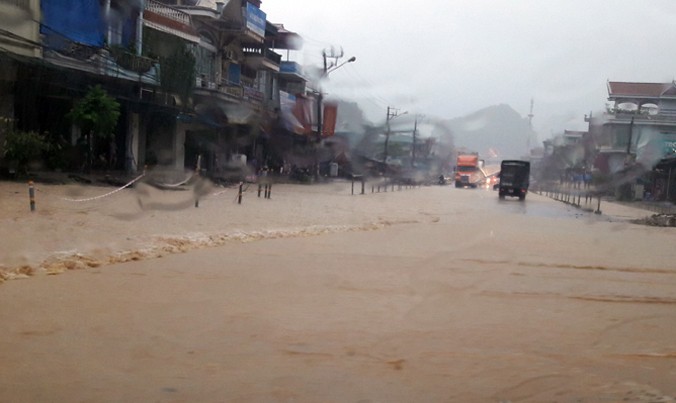 Quốc lộ 18, đoạn phường Quang Hanh, thành phố Cẩm Phả chìm trong biển nước sau cơn mưa 22/7.