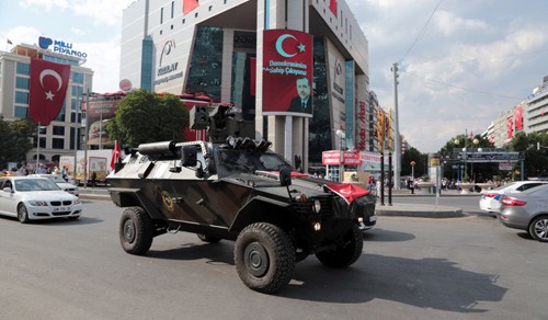 Một xe cảnh sát đi qua quảng trường Kizilay tại thủ đô Ankara với hình ảnh Tổng thống Recep Tayyip Erdogan ở đằng sau hôm qua. Ảnh: AP.