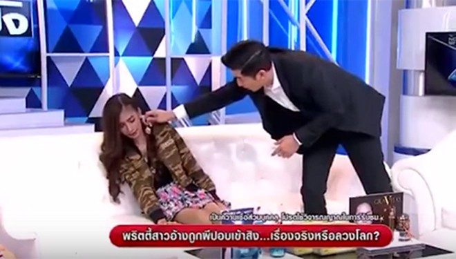 Nữ người mẫu Thippawan "Pui" Chaphupuang sợ hãi khi người dẫn chương trình đưa một chiếc vòng cổ có hình Phật lại gần. Ảnh chụp màn hình.