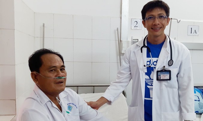 BS Triệu kiểm tra sức khỏe cho bệnh nhân Lai.
