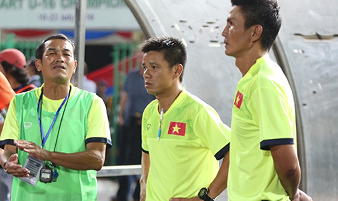 HLV Đinh Thế Nam (trái) tiếc nuối khi U16 Việt Nam đã dẫn 3-1 nhưng lại để thua trong trận chung kết. Ảnh: Đức Đồng.
