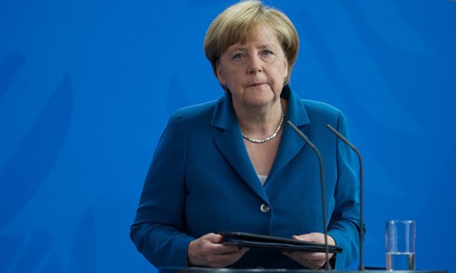 Bà Angela Merkel phát biểu tại phủ thủ tướng hôm qua. Ảnh: Reuters.