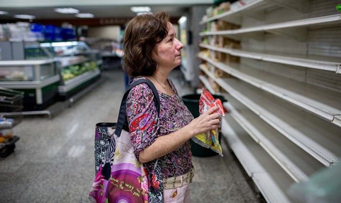 Phóng viên Fabiola Zerpa của hãng tin Bloomberg đã ghi lại những nỗ lực tìm kiếm thực phẩm của mình cho gia đình. Nguồn: bloomberg.com​.