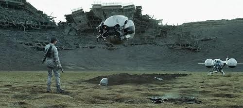 Con người và thiết bị bay không người lái trong phim khoa học viễn tưởng Oblivion. Ảnh: Colorado-cat.ru.