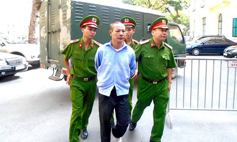 Lực lượng chức năng dẫn giải Nguyễn Văn Kỳ đến TAND Hà Nội.