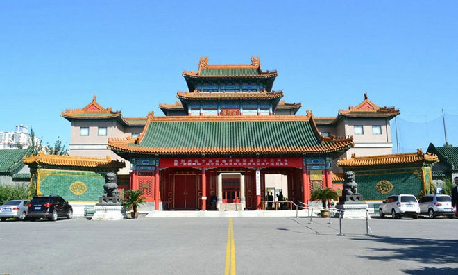 Bảo tàng gỗ Tử đàn (hay gỗ Đàn hương đỏ) là bảo tàng tư nhân đầu tiên và lớn nhất Trung Quốc với các bộ sưu tập, nghiên cứu và trưng bày đồ nội thất cũng như tác phẩm nghệ thuật làm bằng gỗ Tử đàn.