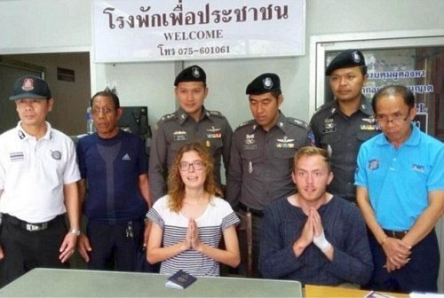 Tại đồn cảnh sát, hai du khách đã chắp tay theo phong tục Thái Lan để xin lỗi và xin sự tha thứ. Ảnh: Wydailynews.