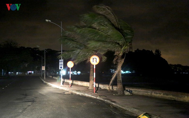 D21h đêm nay, khu vực ven biển quận Đồ Sơn, TP Hải Phòng đang có gió mạnh cấp 7-8, giật cấp 9, biển động mạnh, sóng biển cuộn trắng xóa. Ảnh VOV
