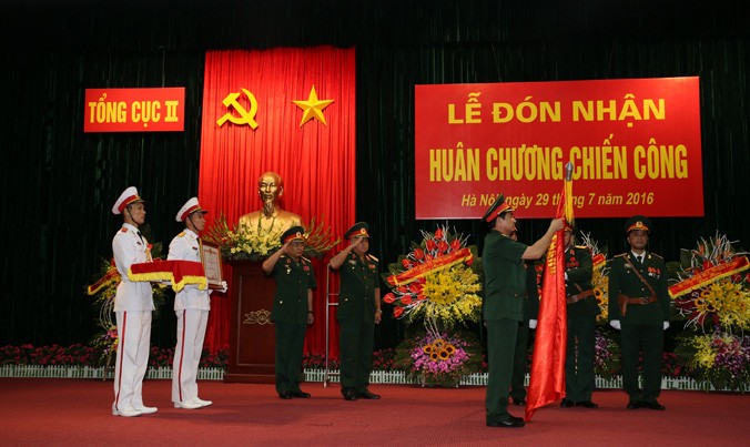 Thừa ủy quyền của Chủ tịch nước, Trung tướng Phan Văn Văn Giang gắn Huân chương Chiến công lên Quân kỳ Quyết thắng của Tổng cục II.
